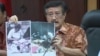 Jaksa Agung Basrief Arief menunjukkan foto saat Susno Duadji menandatangani surat pelaksanaan putusan pengadilan tingkat Mahkamah Agung. (Courtesy: Kejaksaan Agung)
