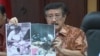 Jaksa Agung Basrief Arief menunjukkan foto mantan Kapolri Komjen Susno Duadji, yang telah dihukum penjara karena kasus korupsi. (Foto: Dok)