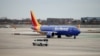 Una aeronave Boeing 737 MAX 8 de la compañía Southwest Airlines estacionada en el Midway International Airport in Chicago, Illinois, en marzo de 2021.