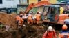 Trabajadores de Defensa Civil colombiana desentierran el cuerpo de una persona fallecida en un deslizamiento de tierra causado por las fuertes lluvias en el país, en Mallana, Colombia 2 de noviembre de 2021.