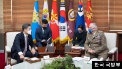 서욱 한국 국방부 장관이 7일 방한한 클라우디오 그라치아노 유럽연합, EU 군사위원장을 접견하고 한-EU 안보협력 강화 방안과 한반도를 포함한 지역 안보 정세에 대해 의견을 나눴다. 사진=한국 국방부.