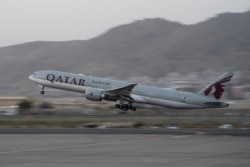 Pesawat komersial milik maskapai penerbangan Qatar Airways, lepas landas dari bandara di Kabul, Afghanistan, 9 September 2021. (AP)