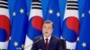 문재인 한국 대통령이 30일 한국 청외대에서 샤를 미셸 유럽연합(EU) 정상회의 상임의장과 우르줄라 폰데어라이엔 집행위원장과 화상 정상회담을 했다. 