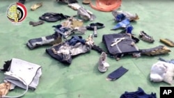 Sur cette photo, extraite de la page Facebook du porte-parole des Forces armées égyptiennes, quelques effets personnels et d'autres débris après le crash du vol MS804 d'Egyptair, 24 mai 2016.