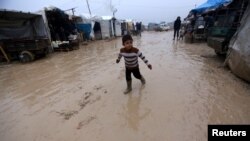 Un enfant syrien dans le camp de réfugiés de Bab Al-Salam, près de la frontière syro-turque, dans la province d'Alep, en Syrie, le 26 décembre 2016