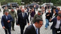 Представители армянской общины Нагорного Карабаха прибывают на переговоры в азербайджанский город Евлах, Азербайджан, 21 сентября 2023 года. 
