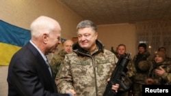 John McCain rencontre le président ukrainien Petro Poroshenko à la base de Shirokino près de Mariupol, en Ukraine, le 31 décembre 2016.