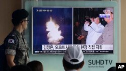 Warga menyaksikan penayangan peluncuran misil dari kapal selam milik Korea Utara di sebuah televisi di sebuah stasiun kereta api di Seoul, Korea Selatan, 25 Agustus 2016 (Foto: dok). 