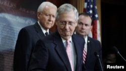 Le chef de la majorité au Sénat américain, Mitch McConnell, avec les sénateurs Orrin Hatch (à gauche) et le sénateur Mike Lee (à droite) pour discuter de l'enquête du FBI sur les accusations contre le juge Brett Kavanaugh à Washington, États-Unis 4 octobre 2018. 
