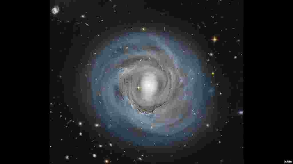 Gambar yang diambil oleh teleskop antariksa NASA, Hubble, untuk membantu mengidentifikasi penanda jarak bintang utama yang dikenal sebagai gugusan bintang variabel 'Cepheid' (foto: NASA).