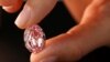 Una modelo posa con el diamante 'El espíritu de la Rosa', un diamante de alta calidad de color rosa morado, en Ginebra, Suiza, el 11 de noviembre de 2020.