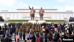 북한 주민들이 평양 만수대 언덕에 있는 김일성·김정일 부자 동상에 참배하고 있다. (자료사진)
