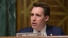 资料照：美国联邦参议员霍利（Sen. Josh Hawley, R-Mo）在参议院司法委员会听证会上进行质询。（2019年3月6日）