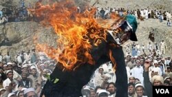 Para demonstran Afghanistan membakar patung pendeta radikal AS, Terry Jones dalam protes di Shinwar, provinsi Nangarhar (5/4).