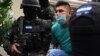 Miembros de la Fuerza Nacional antimaras y pandillas arrestan a José Alejandro Núñez Cruz, presunto administrador de lapandilla MS-13 en una exclusiva área residencial de Tegucigalpa, Honduras.
