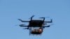 Un dron no tripulado demuestra sus capacidades sobre un camión de UPS durante una prueba en Lithia, Florida.