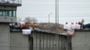 Los reclusos de la cárcel Regional de Guayaquil sostienen pancartas que dicen "Queremos la paz", "La ley nos está matando", "Paz, no a la violencia", luego de que se reportaran disturbios en el Penitenciaria del Litoral. Octubre 2, 2021.