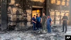 俄罗斯达吉斯坦（Dagestan）公共服务部门的官员视察被大火烧毁的Kele-Numaz犹太教堂。（2024年6月24日）