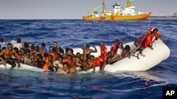 Des migrants arrivent sur un bateau sur l'île de Lampedusa, Italie, le 17 avril 2016.