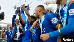 Les joueurs de Leicester City célèbrent leur titre
