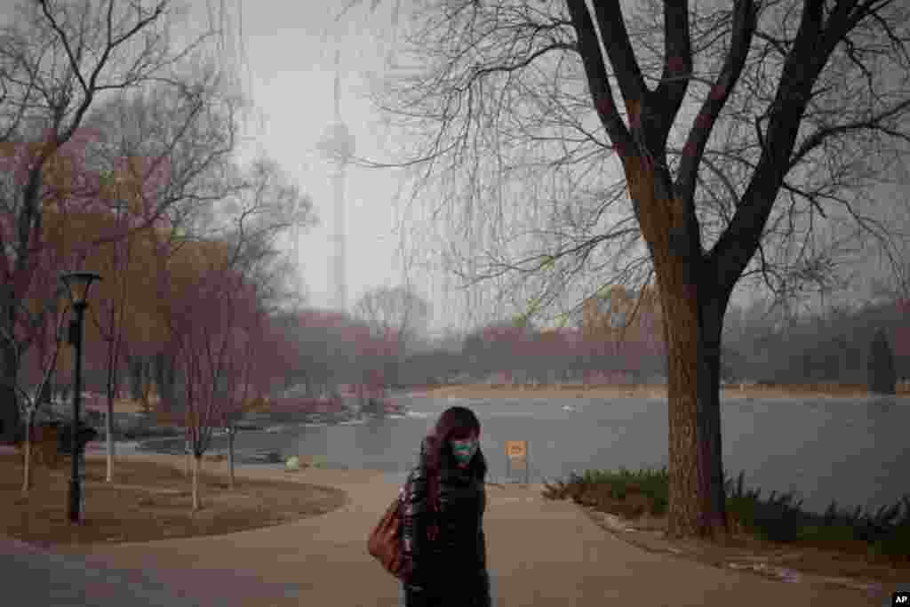 Beijing schools kept children indoors, January 14, 2013, and hospitals saw a spike in respiratory cases following a weekend of excessive pollution in China&#39;s smoggy capital.