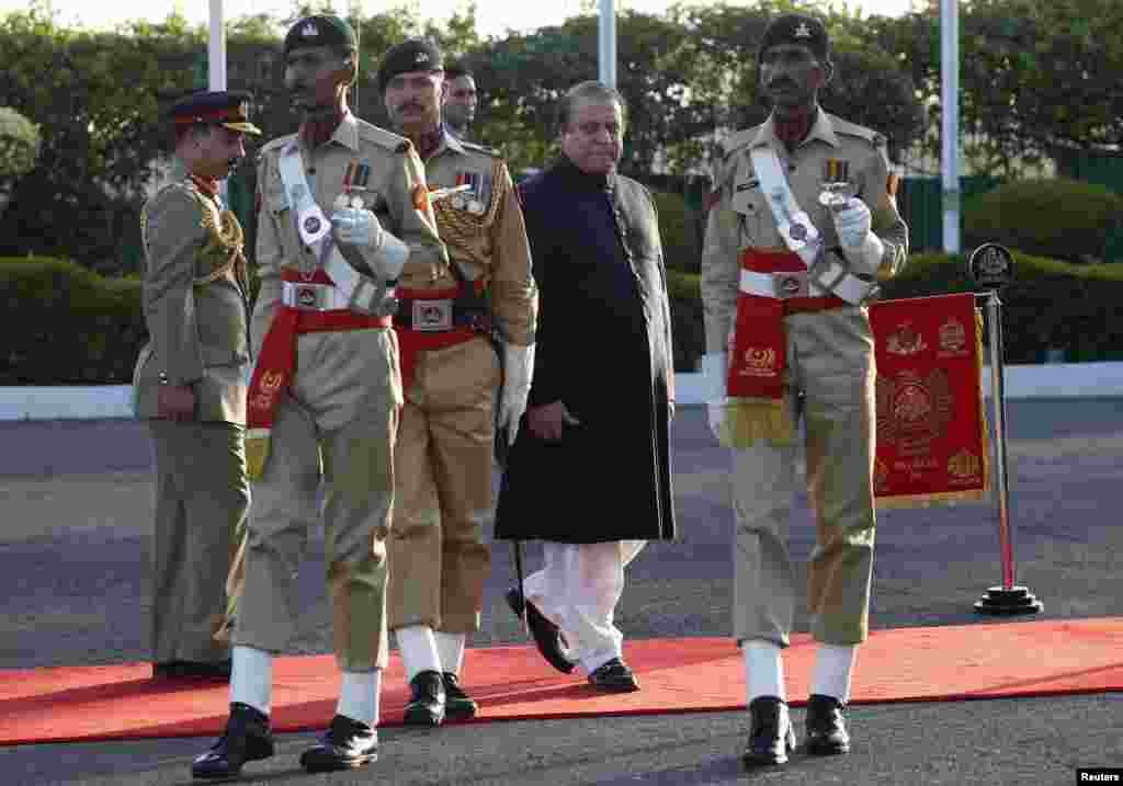 Pakistan's newly elected Prime Minister Nawaz Sharif (2nd R) inspects the guard of honor during a ceremony as he arrives at the prime minister's residence after being sworn-in, in Islamabad, June 5, 2013.