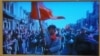 苏联与中国1950年联合拍摄的纪录片“中国人民的胜利”中的画面，林彪的四野部队进城受欢迎。(美国之音白桦拍摄)