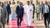 Les présidents béninois Patrice Talon et nigérien Mahamadou Issoufou, marchent sur le tapis rouge à Niamey, Niger, 7 avril 2018. (Twitter/Présidence du Niger).