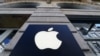 ARCHIVO - El logotipo de la empresa Apple se ve fuera de una tienda Apple en Burdeos, Francia.