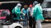 Una paciente de COVID-19 es ayudada por trabajadores de la salud en México. El medicamento que ayudó al presidente Trump estaría disminuyendo los síntomas en otros pacientes, aseguró su frabricante..