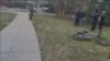 Agentes de policía detienen a un hombre cerca de la residencia oficial de la vicepresidenta de Estados Unidos, Kamala Harris, en los terrenos del Observatorio Naval en Washington.