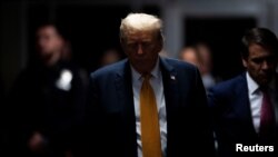 Колишній президент США і кандидат у президенти від Республіканської партії Дональд Трамп після спілкування зі своїми адвокатами виходить із зали суду штату Нью-Йорк, тим часом як 12 присяжних починають обговорювати його справу, 29 травня 2024 р. (Фото: Doug Mills через REUTERS)