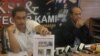 Humas Mabes Polri Irjen Suhardi Aliyus (kiri) dan Kepala Biro Penerangan Masyarakat Polri Brigjen Pol Boy Rafli saat menggelar konferensi pers di Jakarta terkait insiden di Sumatera Selatan, 7 Maret 2013. (VOA/Andylala).