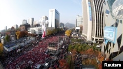 Aksi unjuk rasa warga setempat dengan membawa plakat bertuliskan "Park Geun-hye Out" di Seoul, Korea Selatan , Nov. 12, 2016.