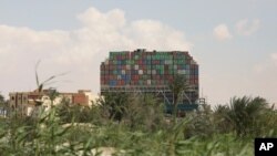 Ever Given, un carguero con bandera de Panamá, que está atrapado en el Canal de Suez y bloquea el tráfico en la vital vía fluvial se ve el viernes 26 de marzo de 2021.