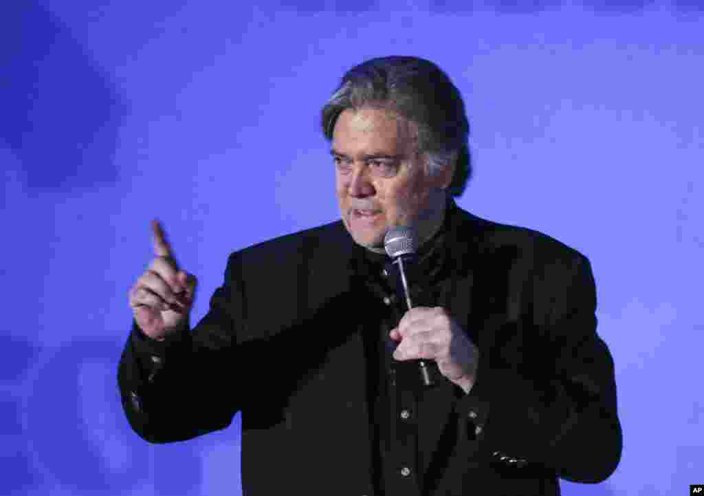 Dans cette photographie du 7 février 2017, le stratège en chef de la Maison Blanche, Steve Bannon, est dans la salle Roosevelt de la Maison-Blanche à Washington. Six mois plus tard, le 18&nbsp;août 2017, Donald Trump limoge Steve Bannon, après que les rapports entre lui et d&#39;autres membres de la Maison-Blanche ont atteint leur paroxysme ces derniers jours. Steve Bannon, qui a joué un rôle clé dans la diffusion du message de la campagne 2016 de Trump, était considéré comme le principal intermédiaire entre Trump et sa base d&#39;électeurs d&#39;extrême droite. &nbsp;