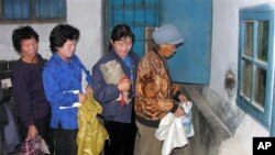 유엔 세계식량계획이 지원한 식량을 배급받는 북한 주민들. (자료사진)