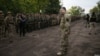 Президент України Петро Порошенко під час зустрічі з українськими військовослужбовцями, Слов'янськ, 8 липня 2014 року