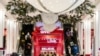 Personas con mascarilla compran en Macy's de Herald Square luego del brote de la enfermedad del coronavirus (COVID-19) en el distrito de Manhattan de la ciudad de Nueva York, EE. UU., 26 de diciembre de 2020.