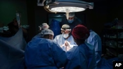 Mjekët operojnë një pacient në spitalin Martirët e Al-Aksës në qytetin Deir al-Balah, në pjesën qendrore të Rripit të Gazës më 17 mars, 2024/AP