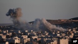 Serangan udara AS atas posisi militan ISIS di Kobani, Suriah (foto: dok). Koalisi pimpinan AS menerjunkan bantuan militer ke Kobani bagi pejuang Kurdi di sana.