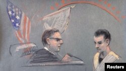 法庭素描画显示涉嫌泄露机密文件的美国空军国民警卫队成员特谢拉在波士顿的联邦地区法院过堂，面对一名联邦法官。(2023年4月14日)