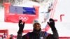 Atlet Ayisyen Richardson Viano poze pou yon foto sou teren ski Alpen Nasyonal Peken an nan peyi La Chin, 2 Fevriye 2022. 