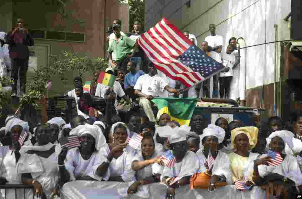 Masyarakat menunggu di jalur yang dilewati rombongan Presiden AS Barack Obama dalam perjalanannya bertemu Presiden Senegal Macky Sall di Dakar (27/6). (AP/Evan Vucci)