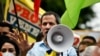 El líder de la oposición venezolana, Juan Guaidó, se dirige a la multitud durante una manifestación para conmemorar el Día Internacional de la Juventud, en Caracas, Venezuela, el 12 de febrero de 2022.