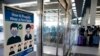 Un cartel en el Aeropuerto Internacional de O'Hare, en Chicago, informa en junio de 2021 a los pasajeros cómo deben usar las máscaras en los aviones.