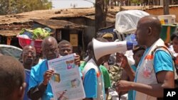 Para pekerja kesehatan memberikan penyuluhan kepada warga setempat tenting virus Ebola dan upaya pencegahan infeksi virus tersebut di Conakry, Guinea. (Foto: dok).