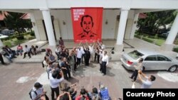 Aksi Solidaritas Wartawan untuk Udin saat meluncurkan simbol perjuangan ungkap kasus terbunuhnya wartawan Fuad Muhammad Safruddin atau Udin, di kompleks DPRD Provinsi DIJ, Selasa (13/8). (Foto: Guntur Aga Tirtana/Radar Jogja)