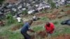 Los sepultureros trabajan en el cementerio municipal mientras familiares y amigos asisten al entierro de Debora Listenberg y sus hijos Heloise, de 2 y Gustavo, de 5 después de que las lluvias torrenciales causaran inundaciones en Petrópolis, Brasil, el 17 de febrero de 2022.