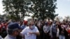 Varias personas que protestan se agolpan cerca de la embajada de Costa Rica después de que ese país impusiera requisitos de visa para los cubanos, en La Habana, Cuba, el 21 de febrero de 2022.
